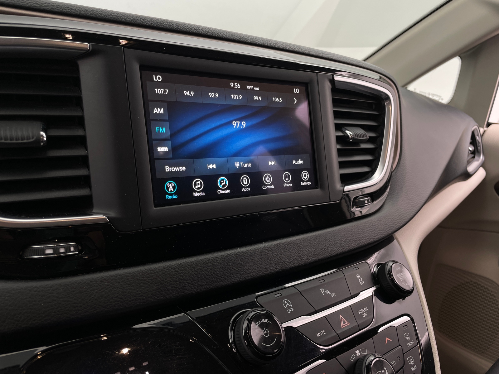 Thumbnail: 2019 Chrysler Pacifica - 3