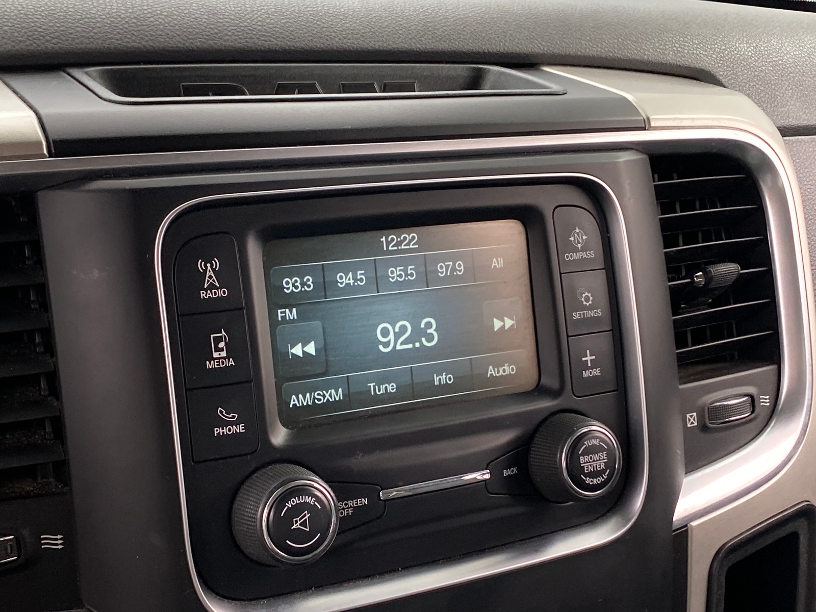 Thumbnail: 2019 RAM 1500 Classic - 4