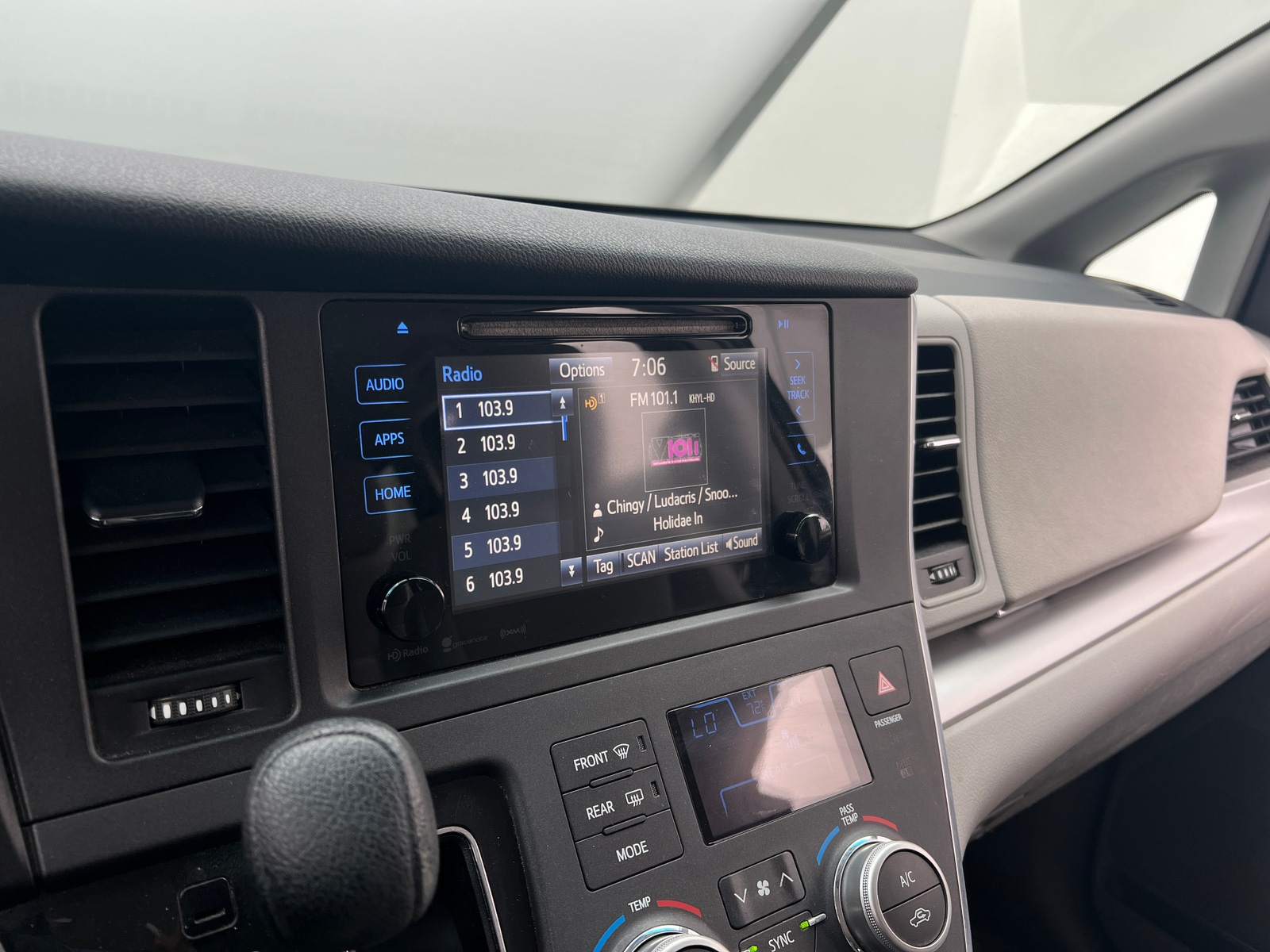 Thumbnail: 2017 Toyota Sienna - 4
