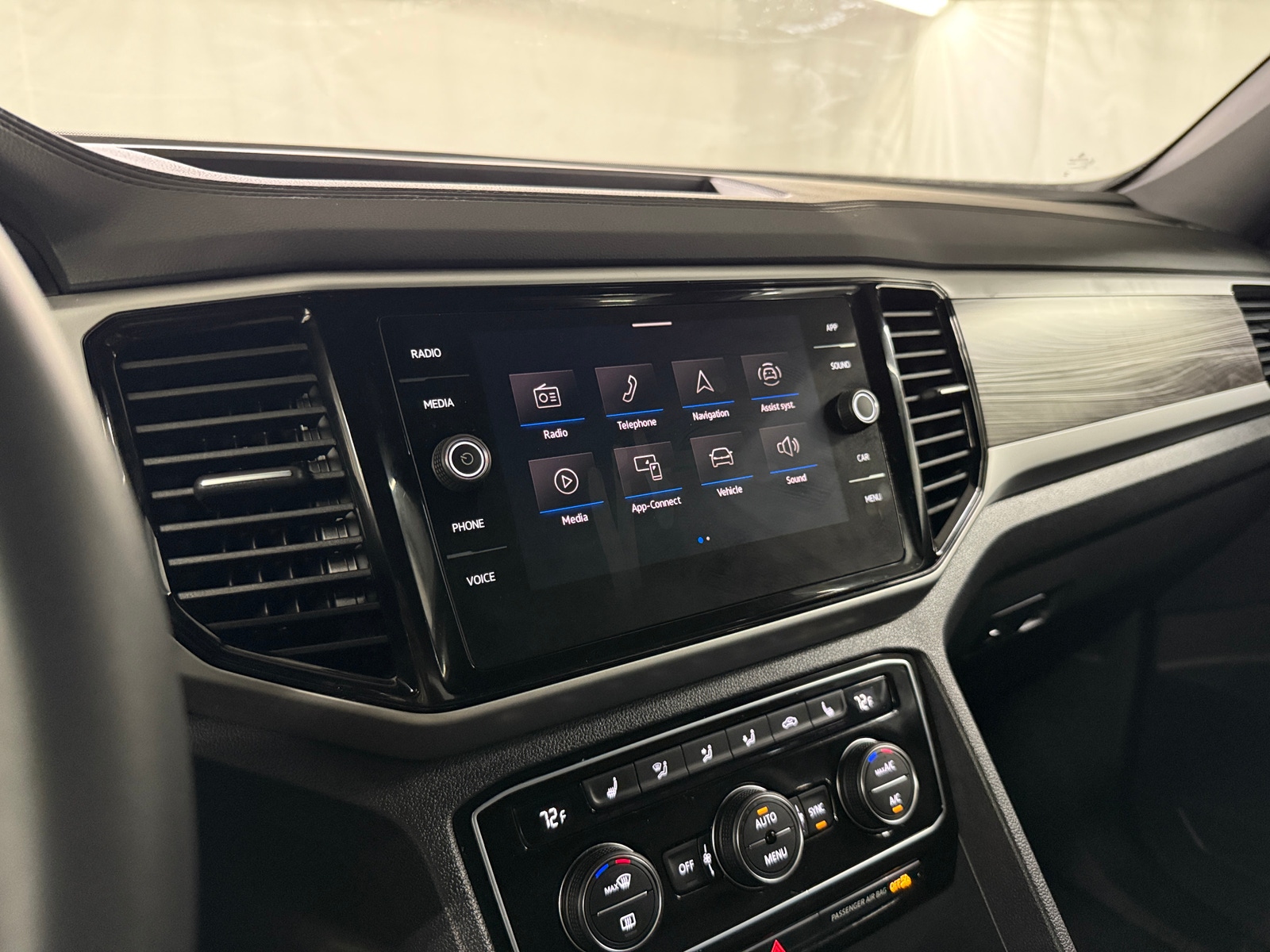 Thumbnail: 2023 Volkswagen Atlas - 3