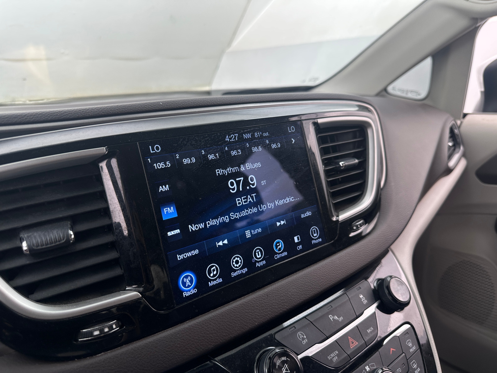 Thumbnail: 2017 Chrysler Pacifica - 4