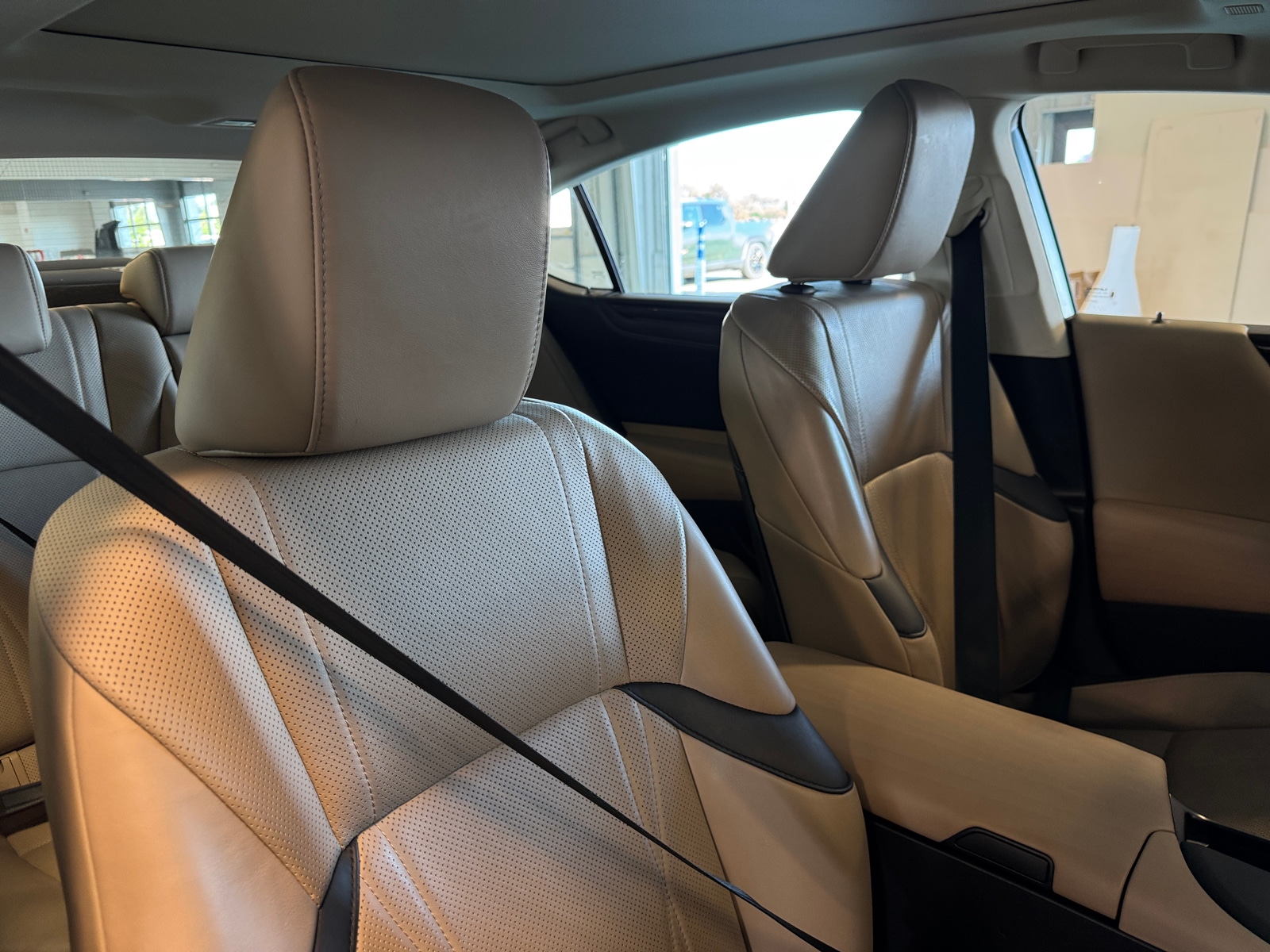 Thumbnail: 2019 Lexus ES - 2