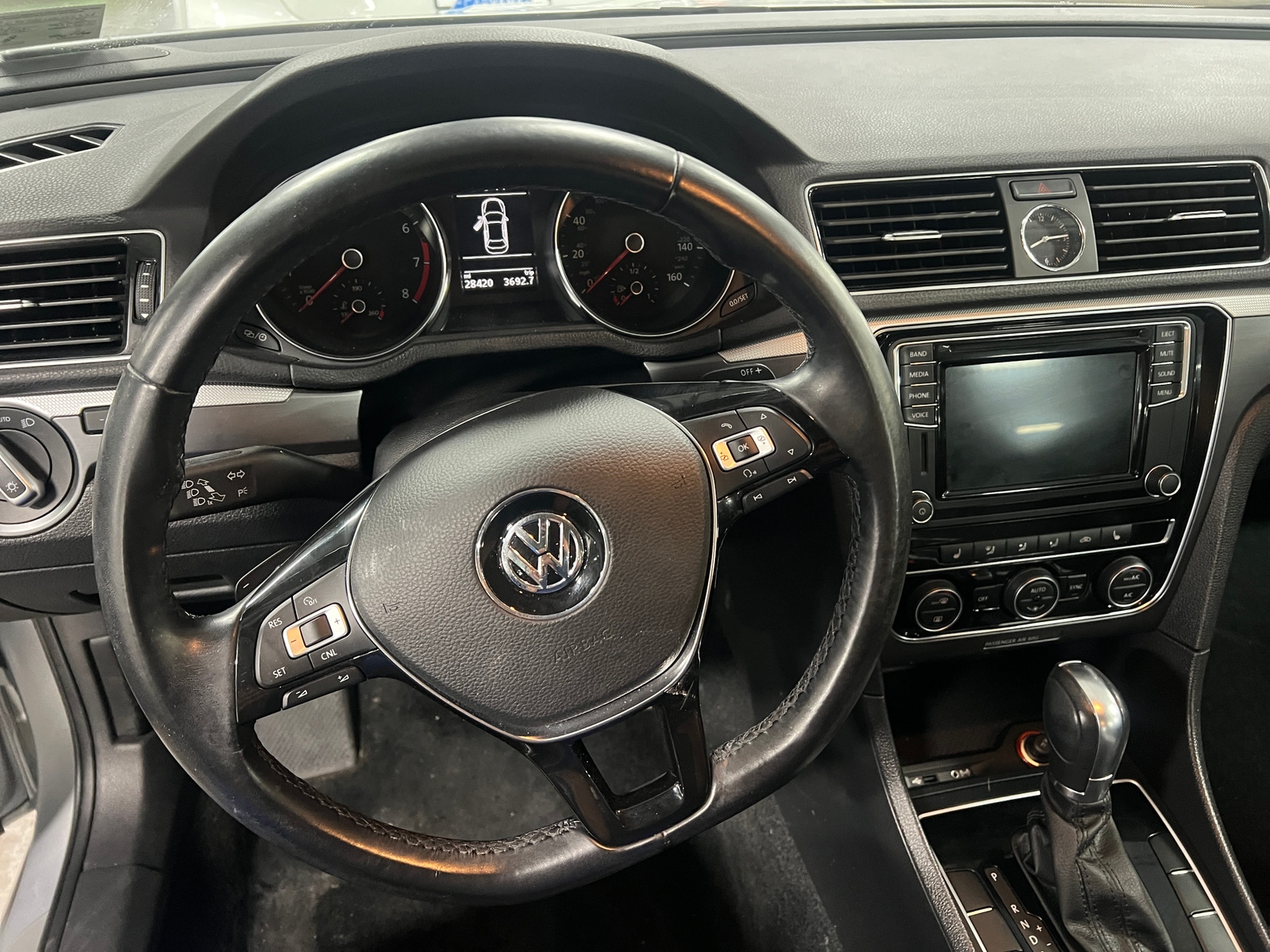 Thumbnail: 2017 Volkswagen Passat - 4