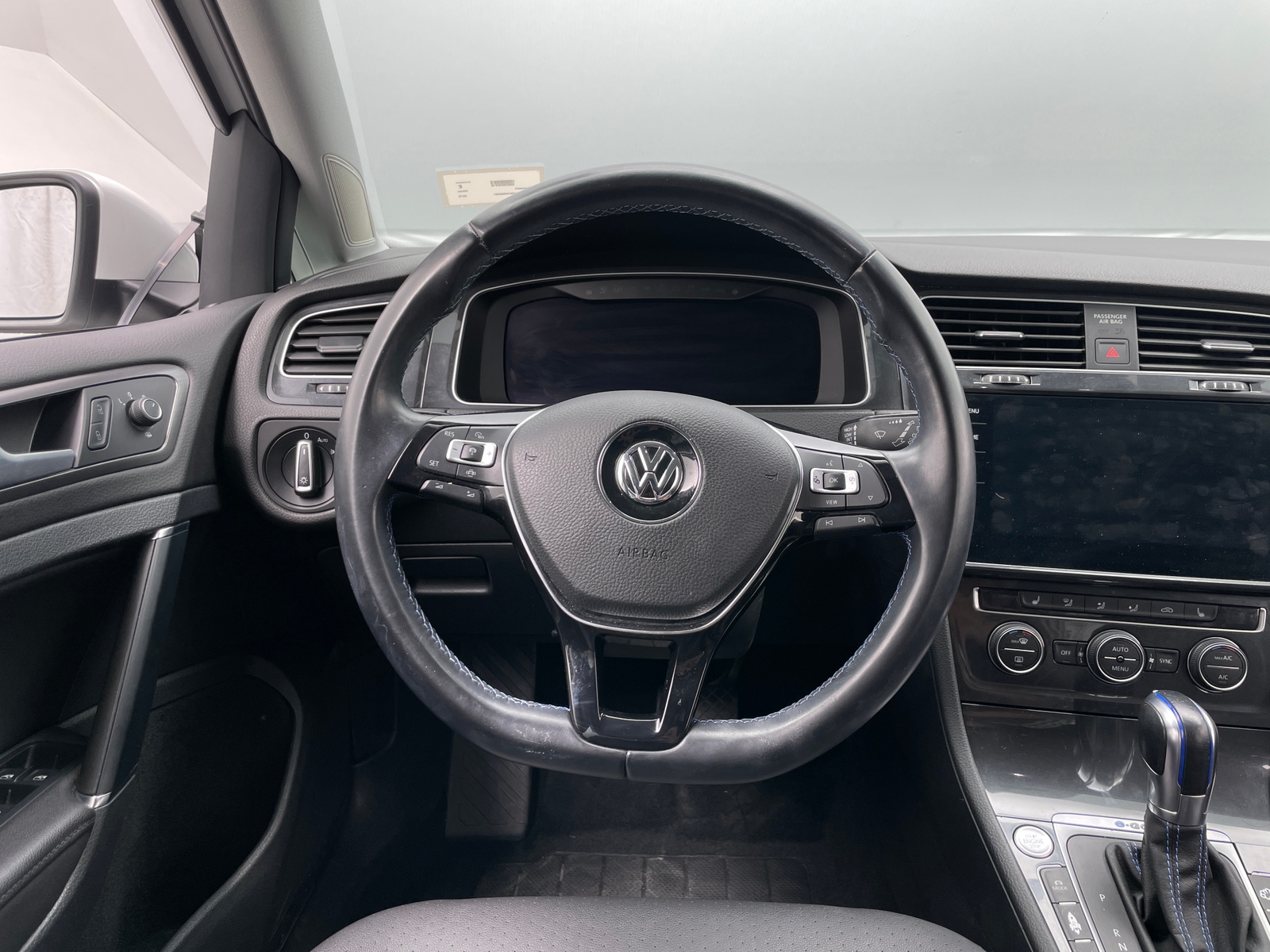 Thumbnail: 2019 Volkswagen e-Golf - 4