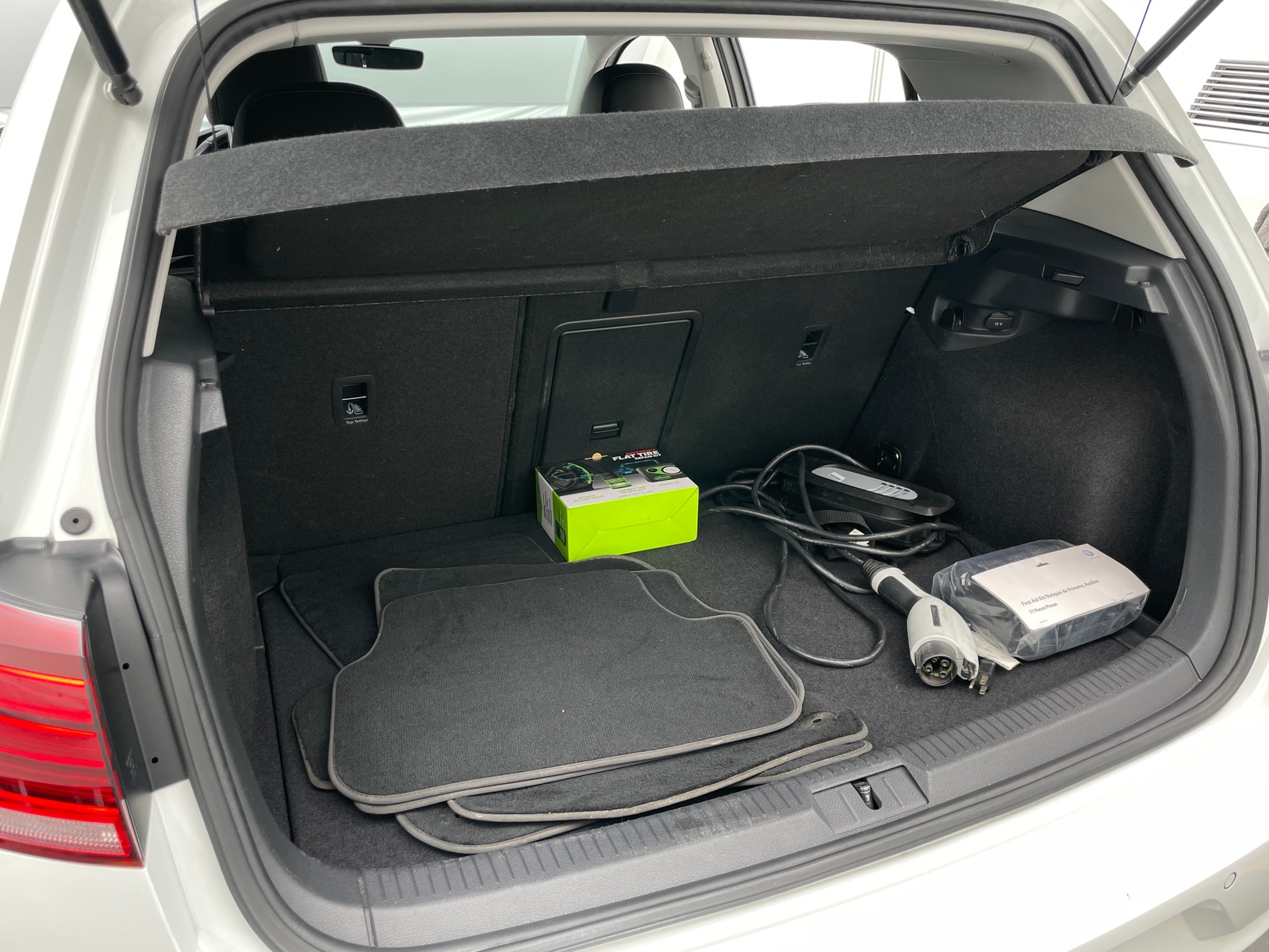 Thumbnail: 2019 Volkswagen e-Golf - 6