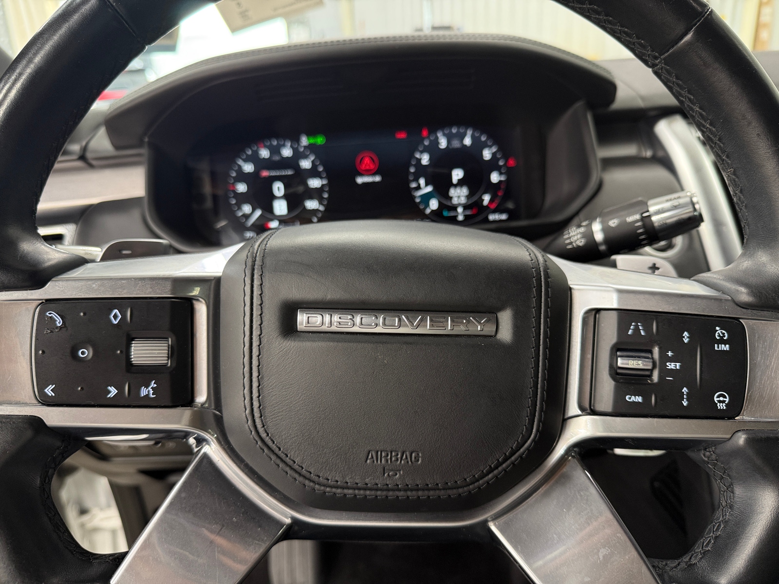 Thumbnail: 2022 Land Rover Discovery - 4