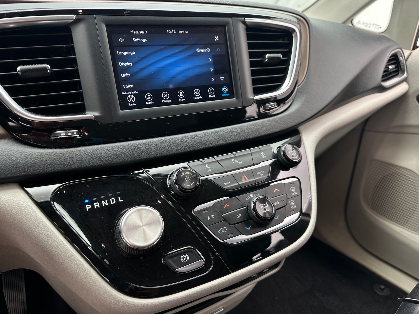 Thumbnail: 2018 Chrysler Pacifica - 3