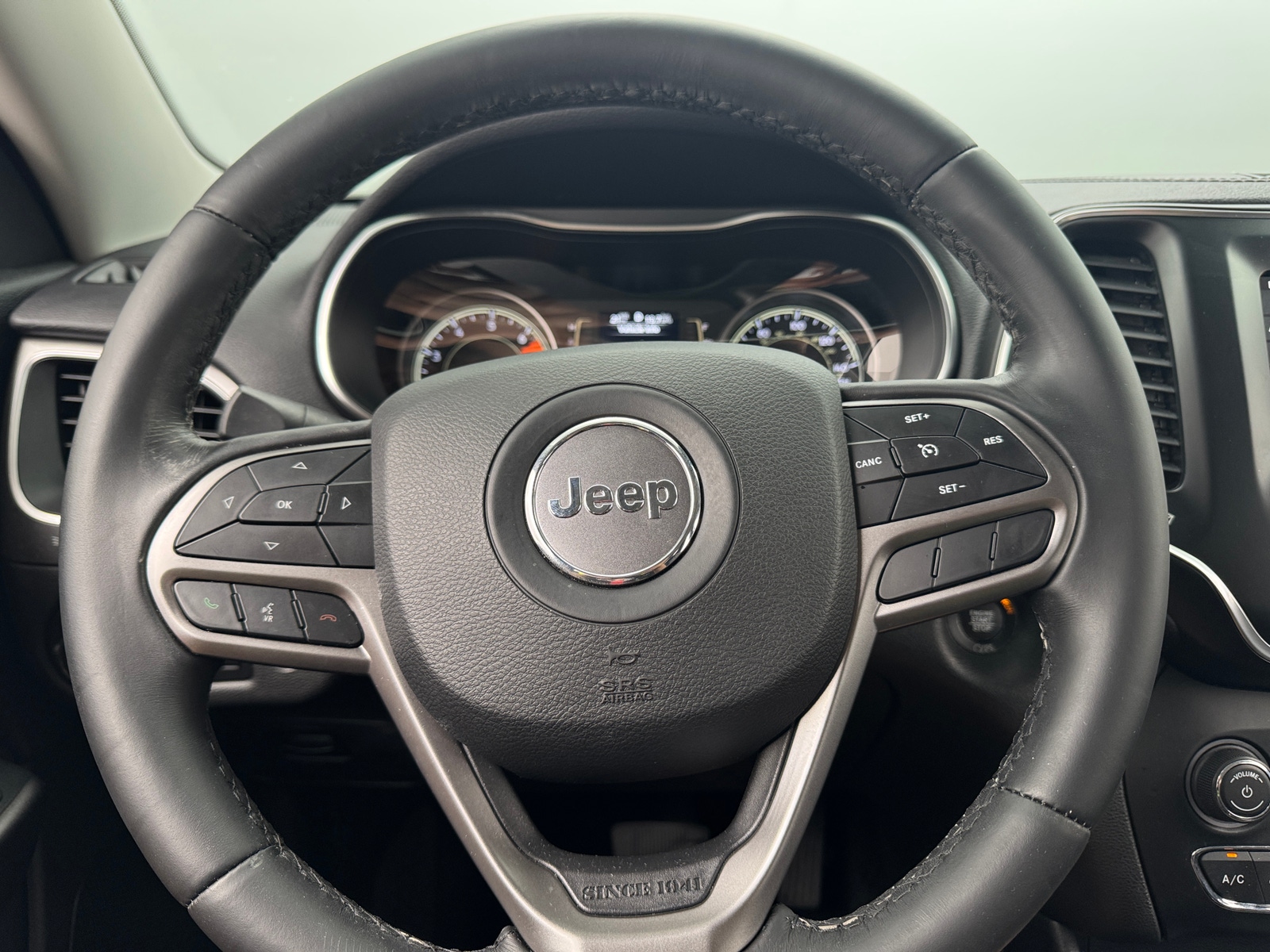 Thumbnail: 2019 Jeep Cherokee - 5