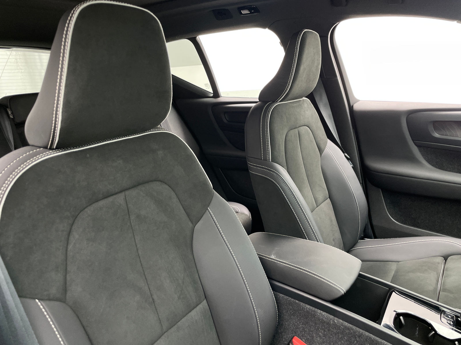 Thumbnail: 2023 Volvo XC40 - 2