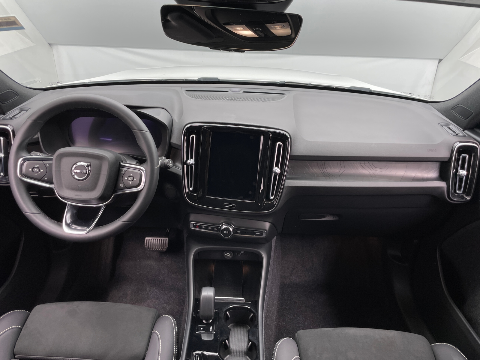 Thumbnail: 2023 Volvo XC40 - 3