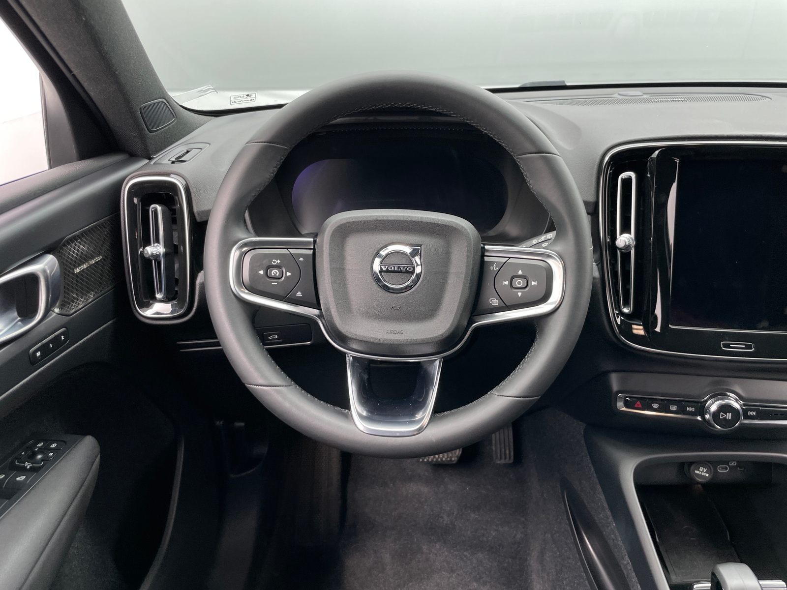 Thumbnail: 2023 Volvo XC40 - 5