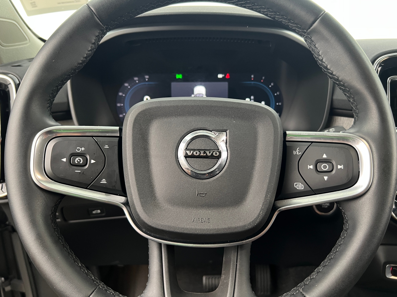 Thumbnail: 2025 Volvo XC40 - 4