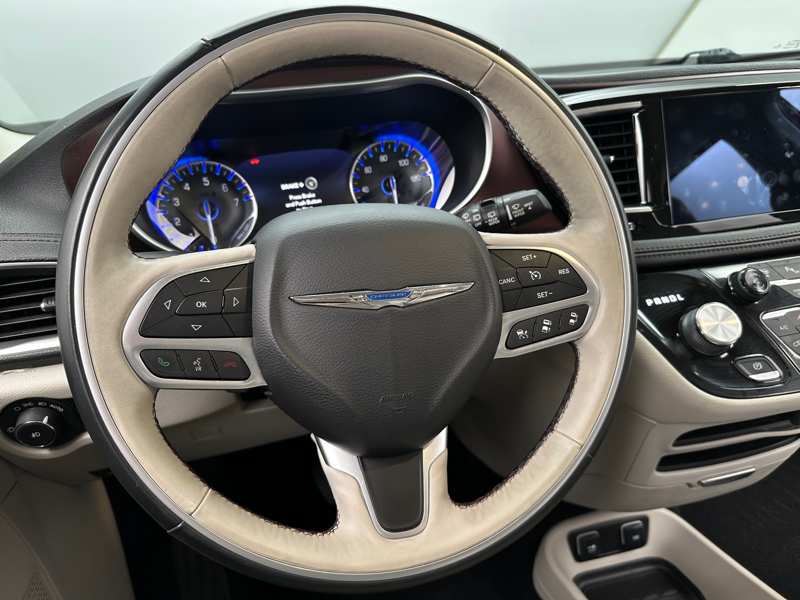 Thumbnail: 2017 Chrysler Pacifica - 4