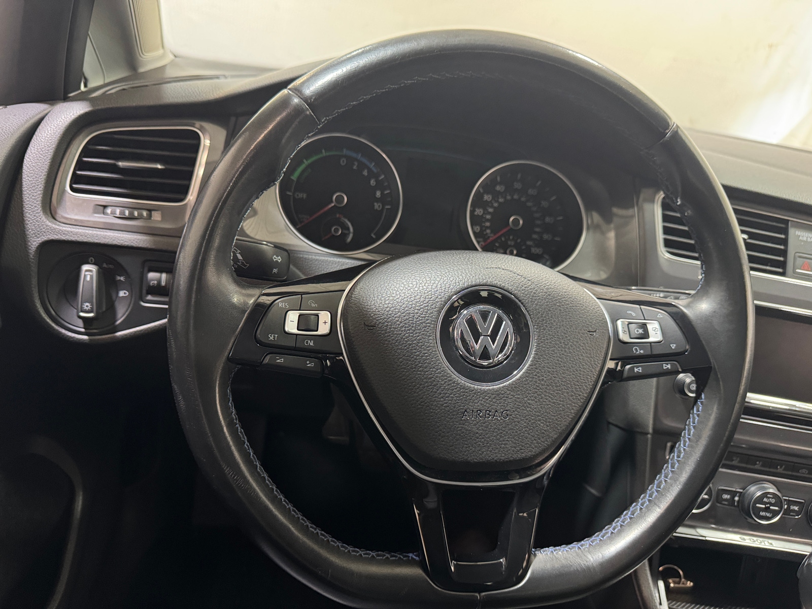 Thumbnail: 2015 Volkswagen e-Golf - 4