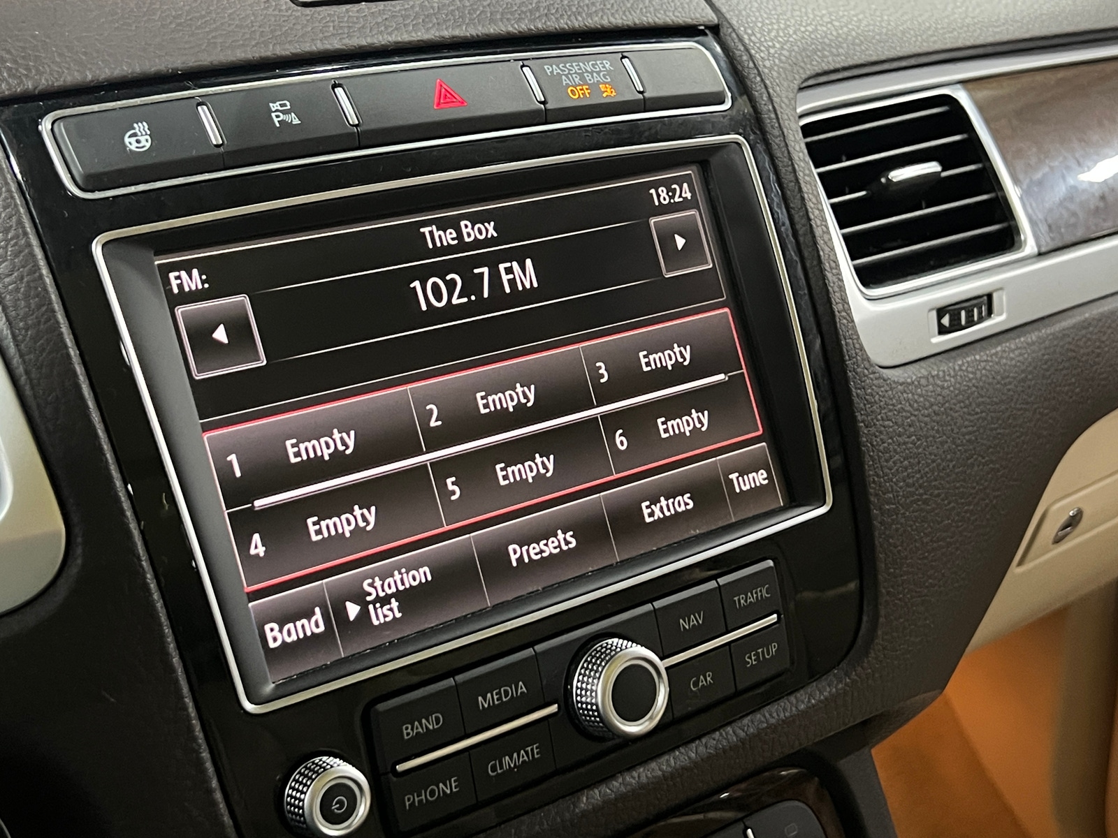 Thumbnail: 2016 Volkswagen Touareg - 4