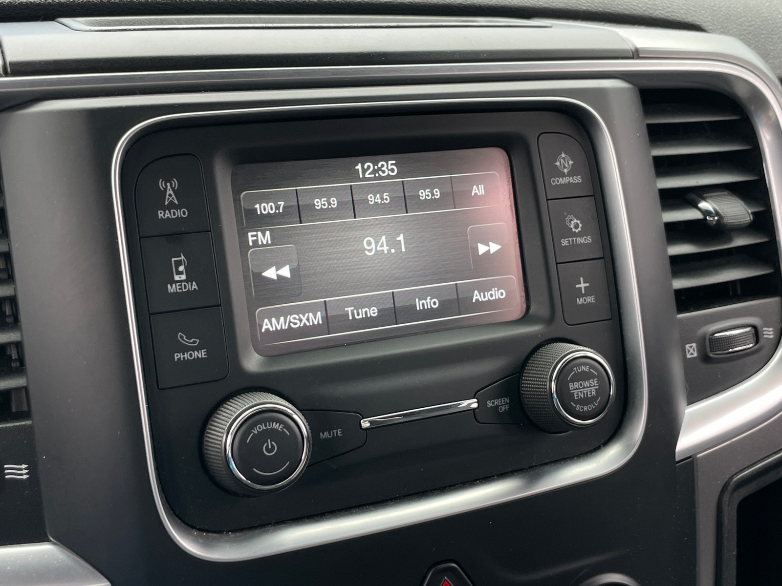 Thumbnail: 2021 RAM 1500 Classic - 4