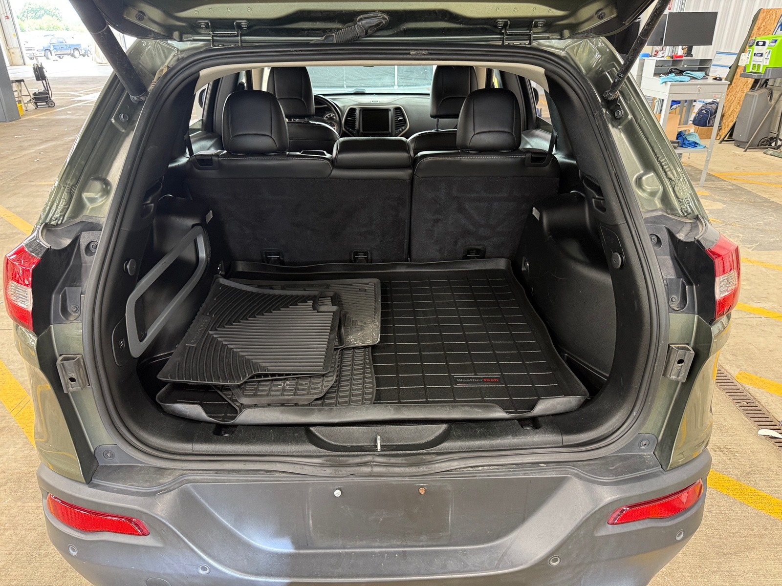Thumbnail: 2018 Jeep Cherokee - 7