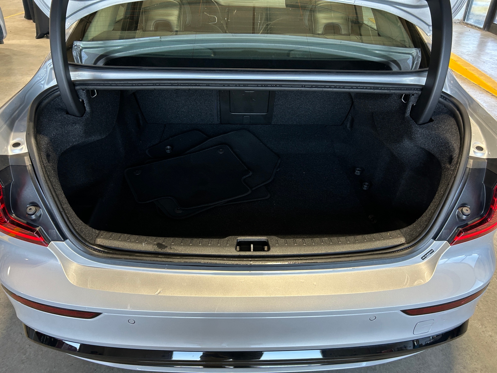 Thumbnail: 2025 Volvo S60 - 6