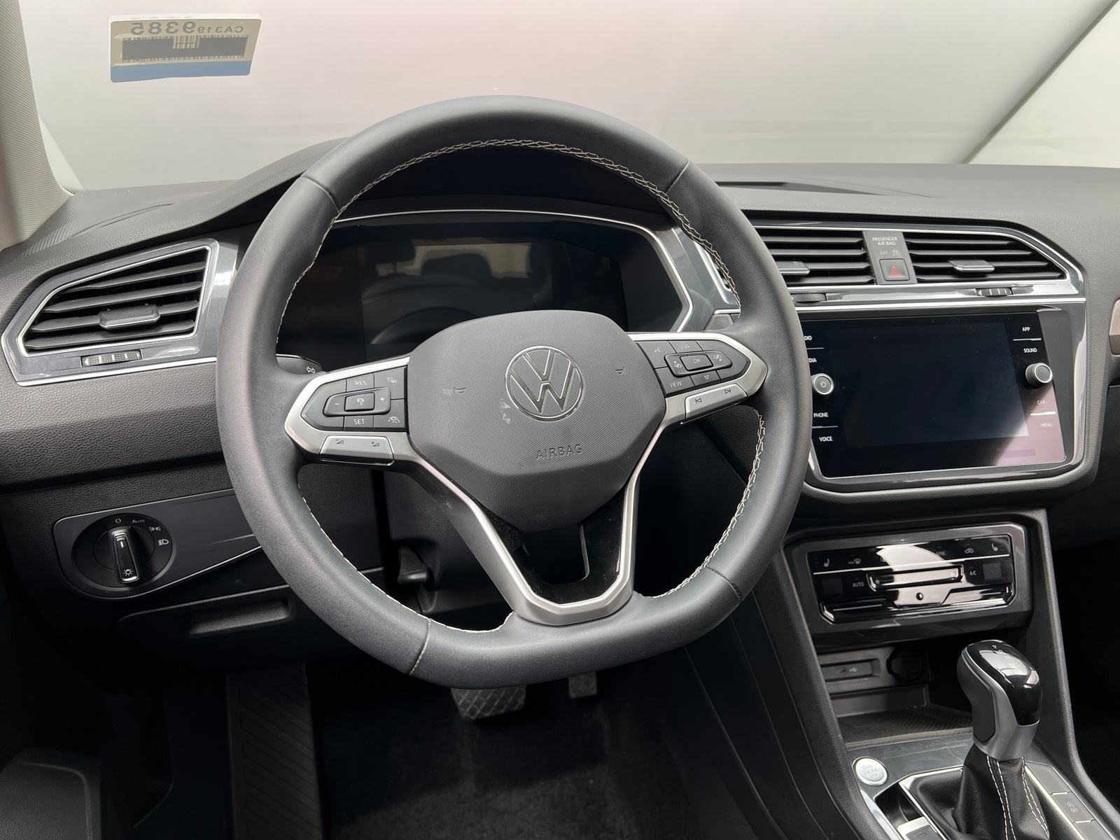 Thumbnail: 2023 Volkswagen Tiguan - 4