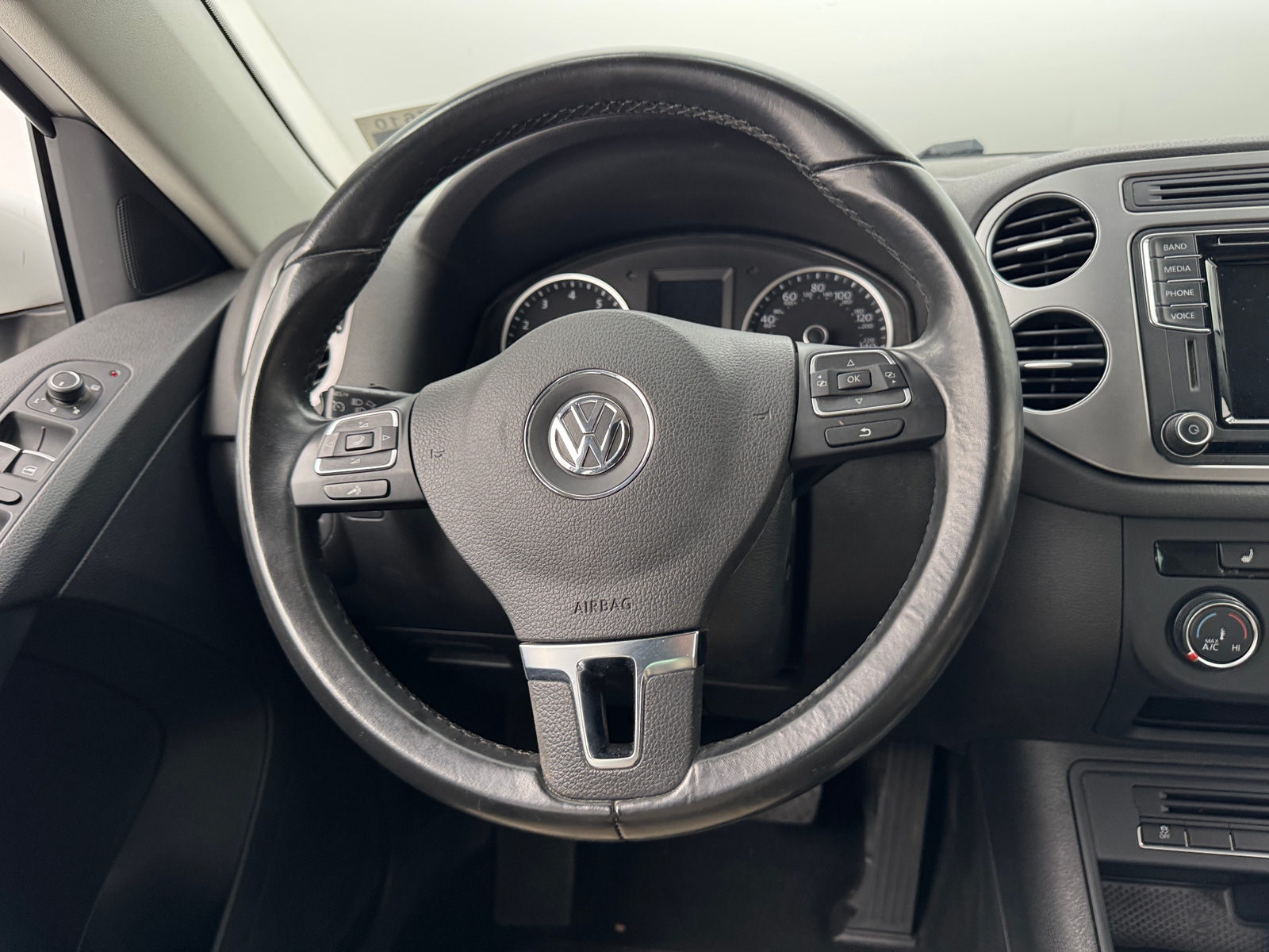 Thumbnail: 2017 Volkswagen Tiguan - 4