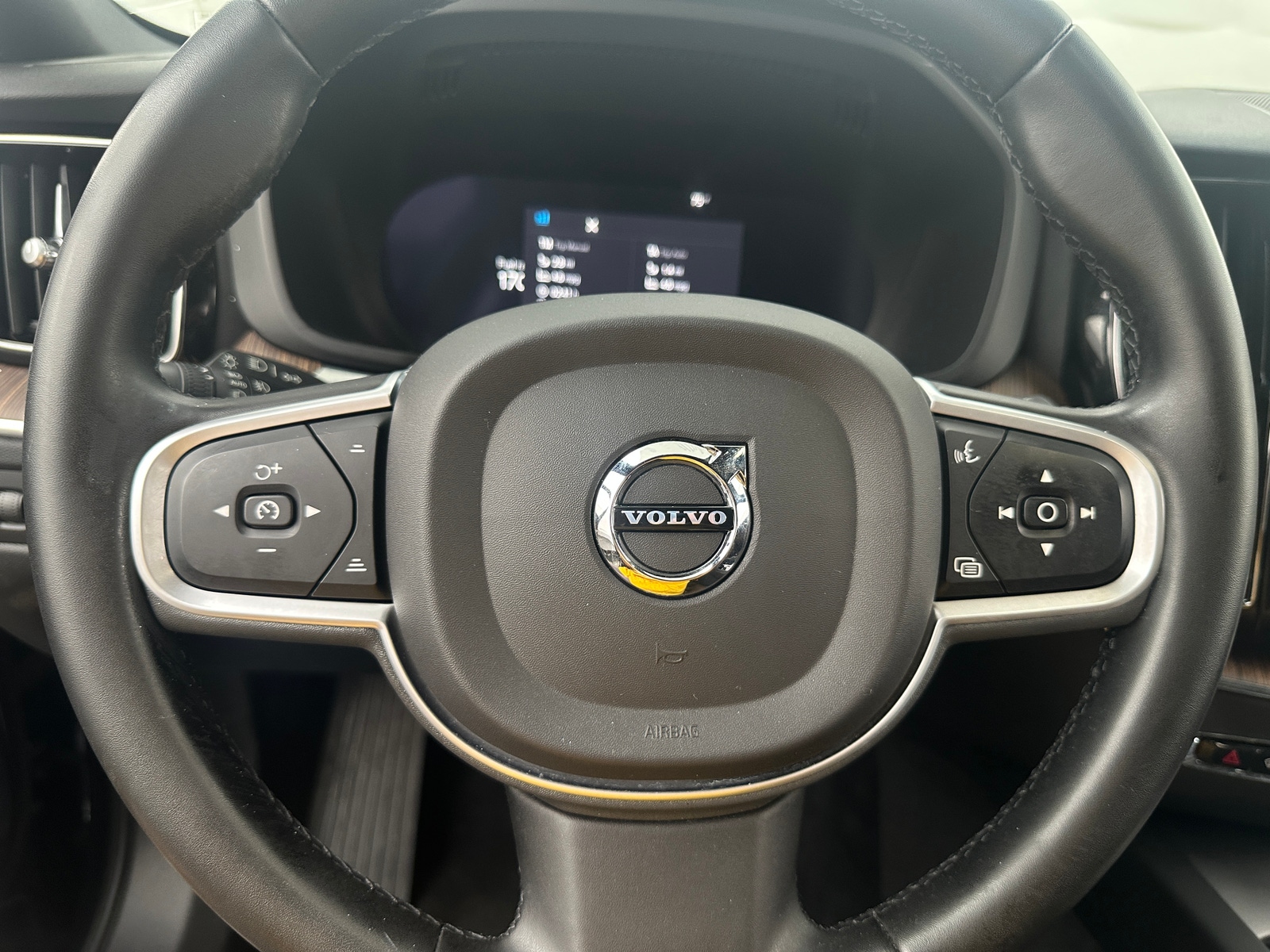 Thumbnail: 2022 Volvo XC60 - 5