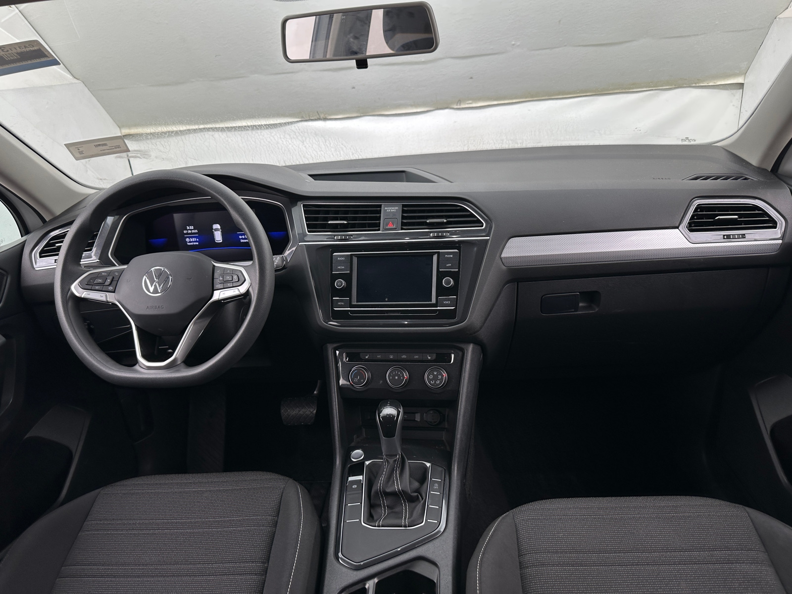 Thumbnail: 2022 Volkswagen Tiguan - 3
