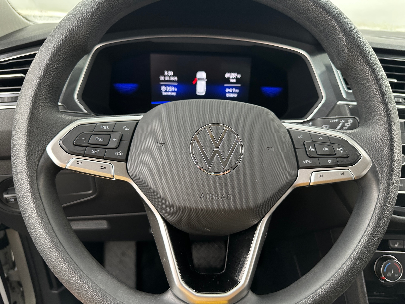 Thumbnail: 2022 Volkswagen Tiguan - 5