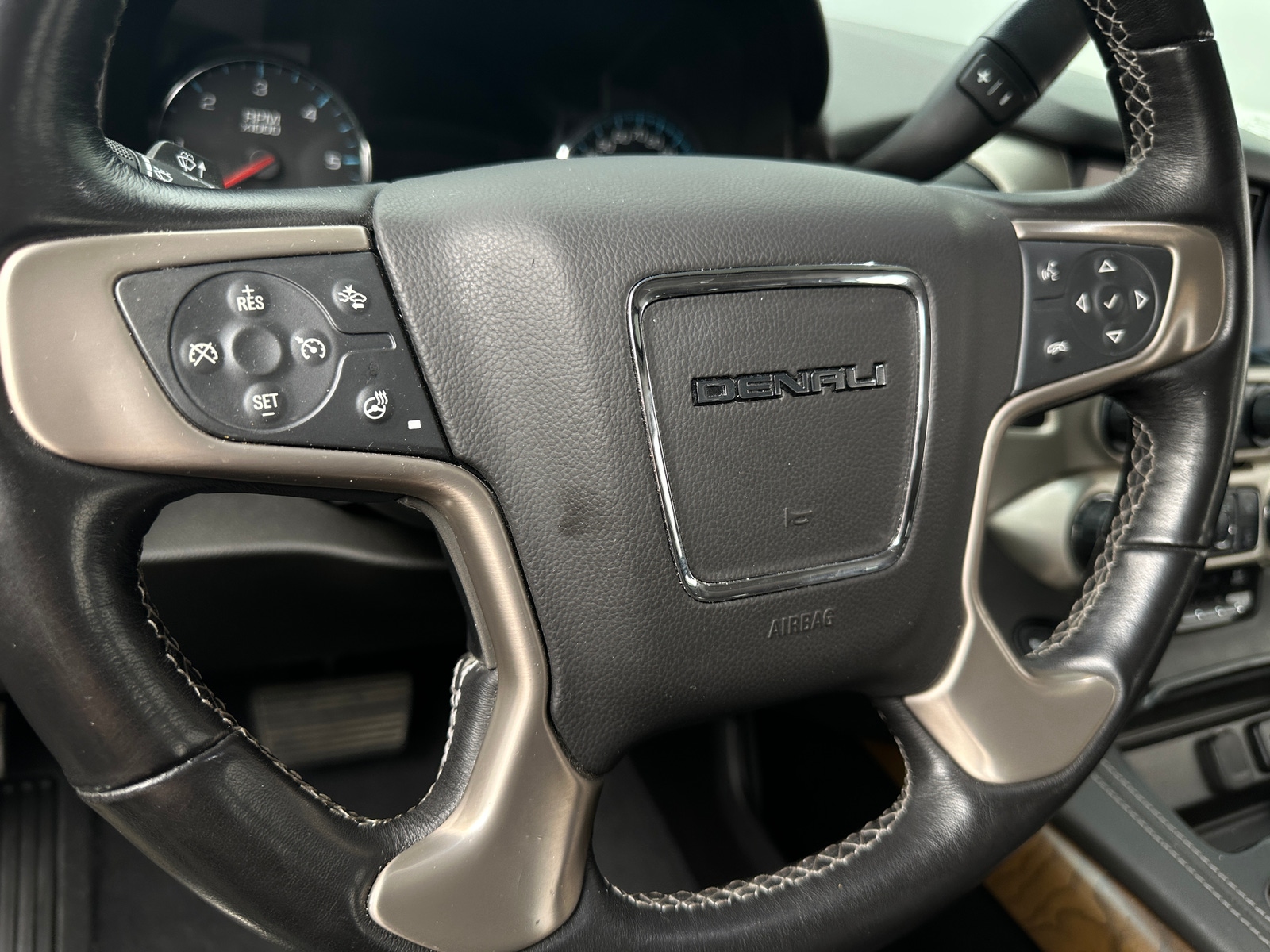 Thumbnail: 2019 GMC Yukon XL - 4