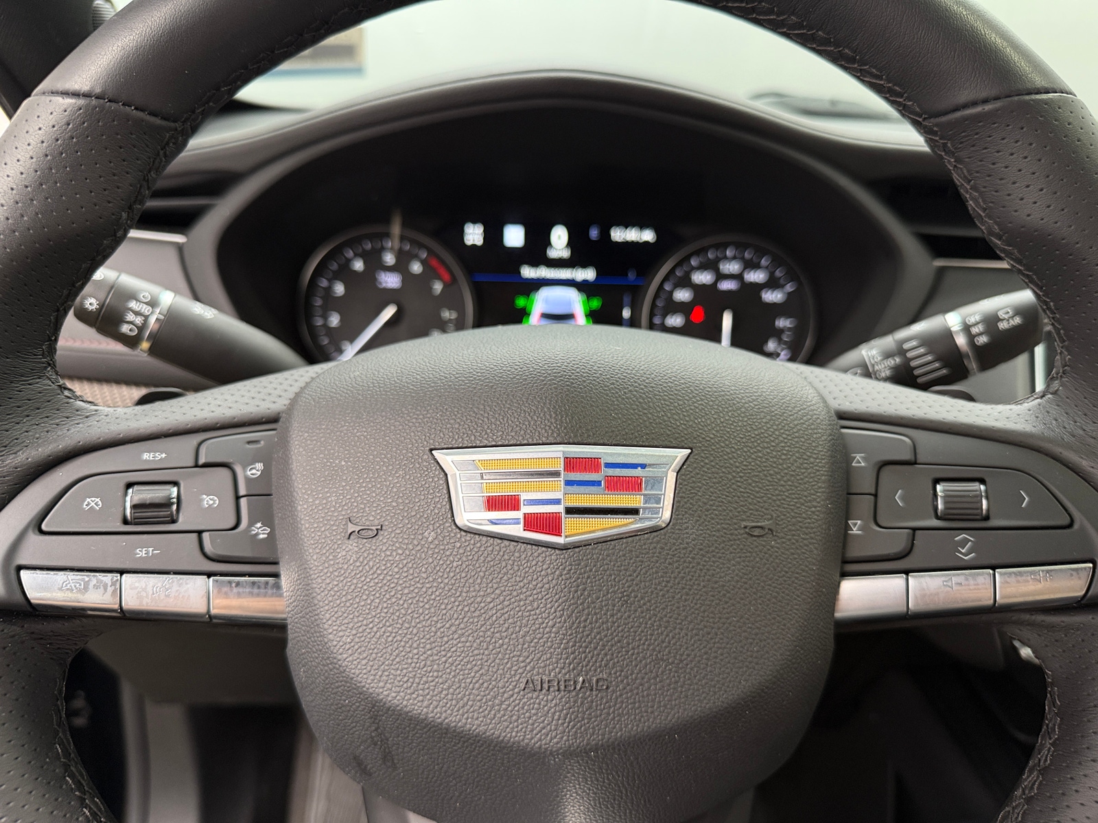 Thumbnail: 2022 Cadillac XT4 - 4