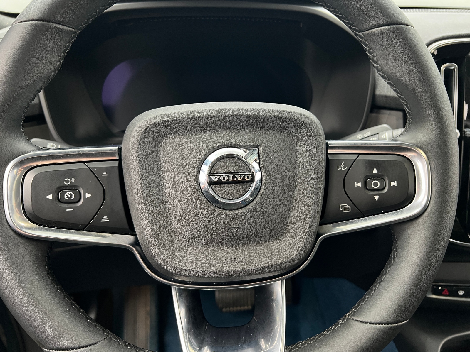 Thumbnail: 2023 Volvo C40 - 4