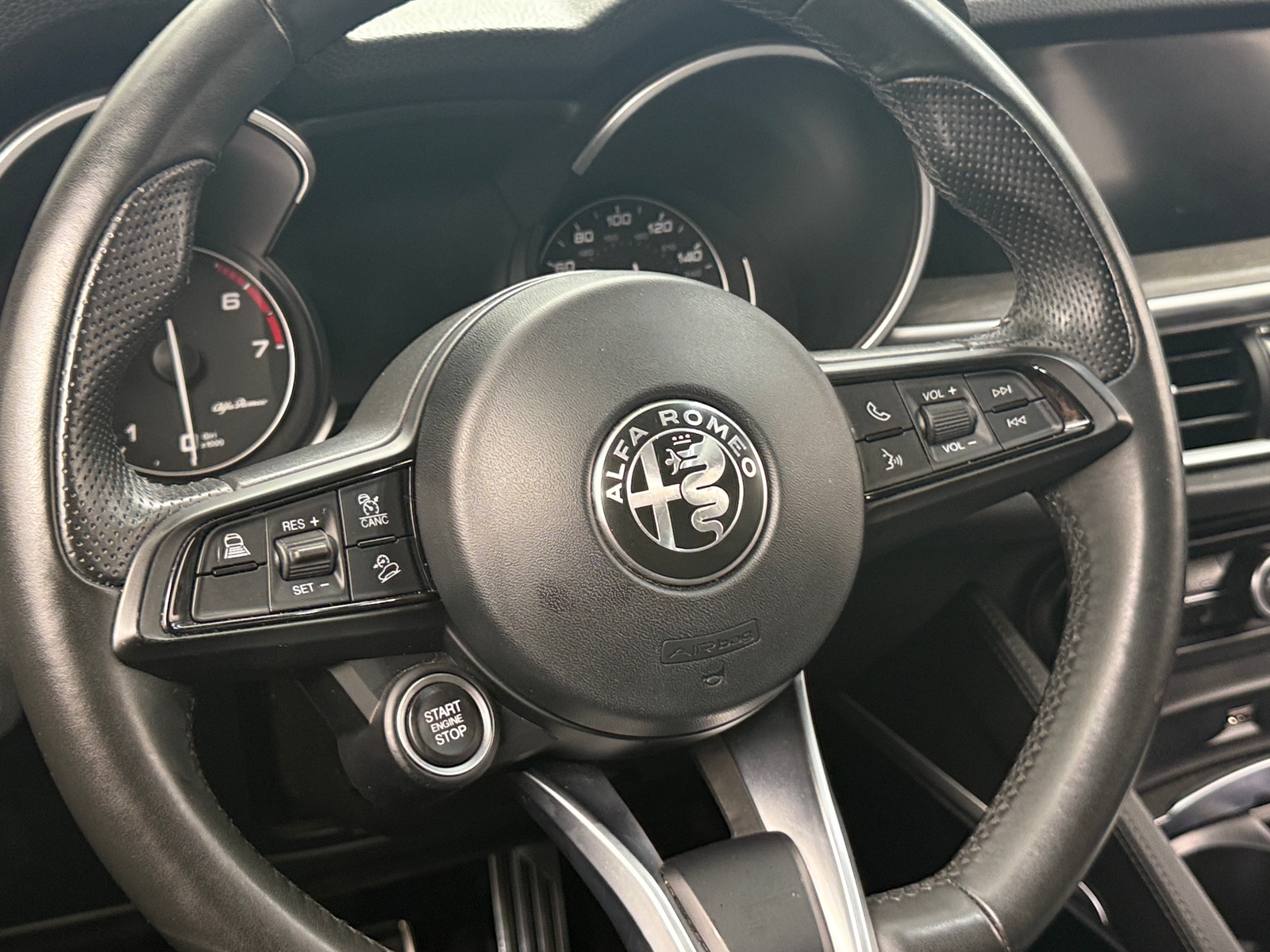 Thumbnail: 2023 Alfa Romeo Stelvio - 4