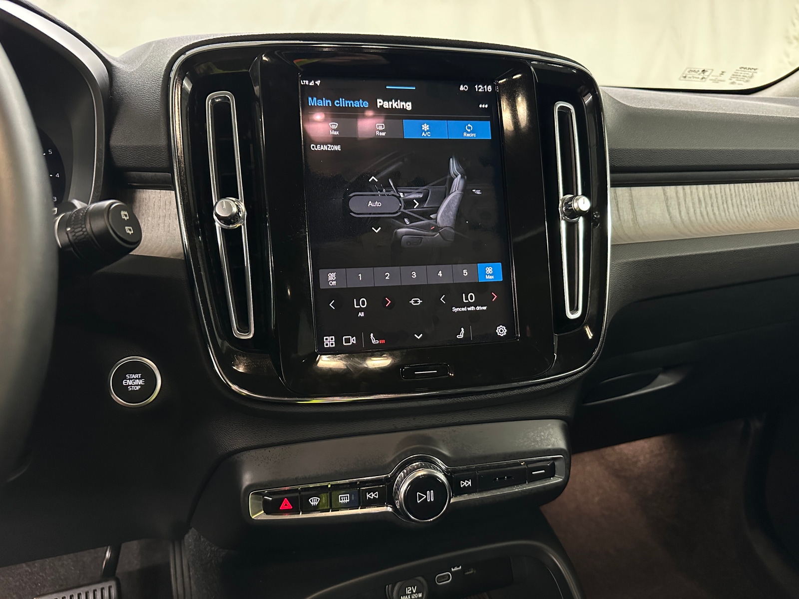 Thumbnail: 2025 Volvo XC40 - 3