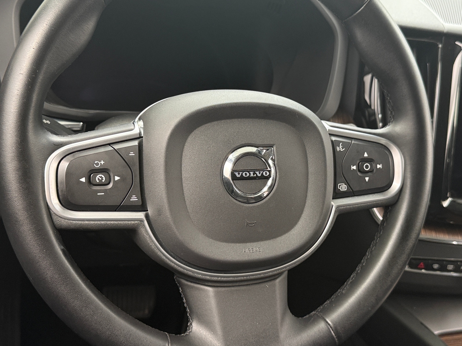 Thumbnail: 2022 Volvo XC60 - 5