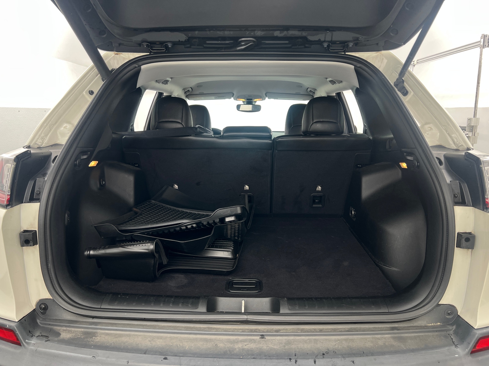 Thumbnail: 2019 Jeep Cherokee - 7