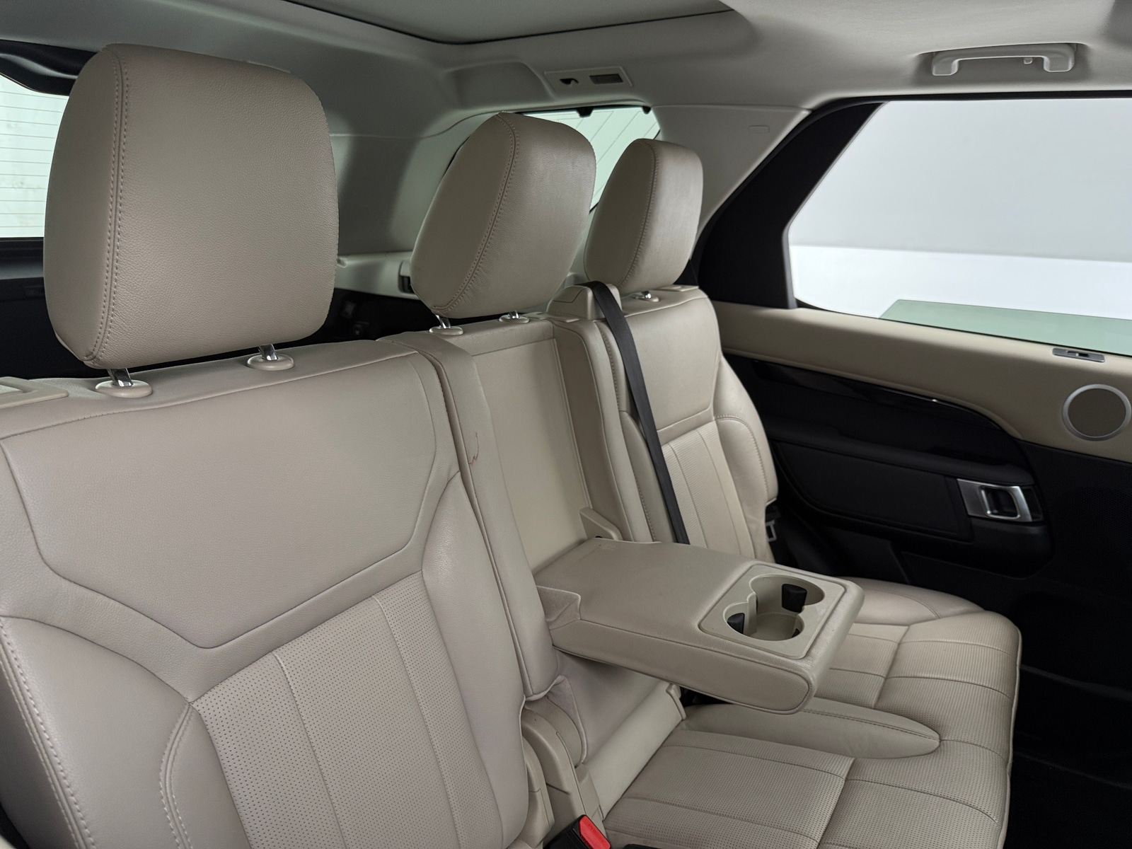 Thumbnail: 2019 Land Rover Discovery - 5