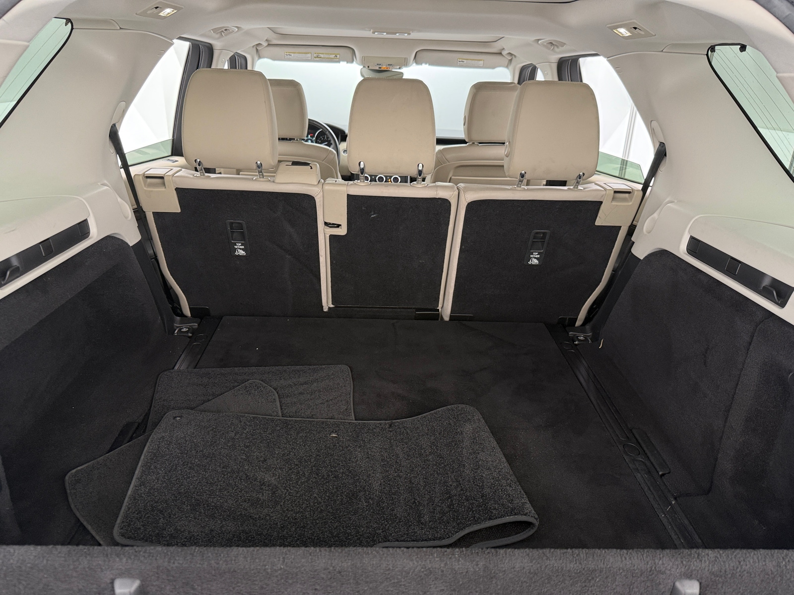 Thumbnail: 2019 Land Rover Discovery - 6