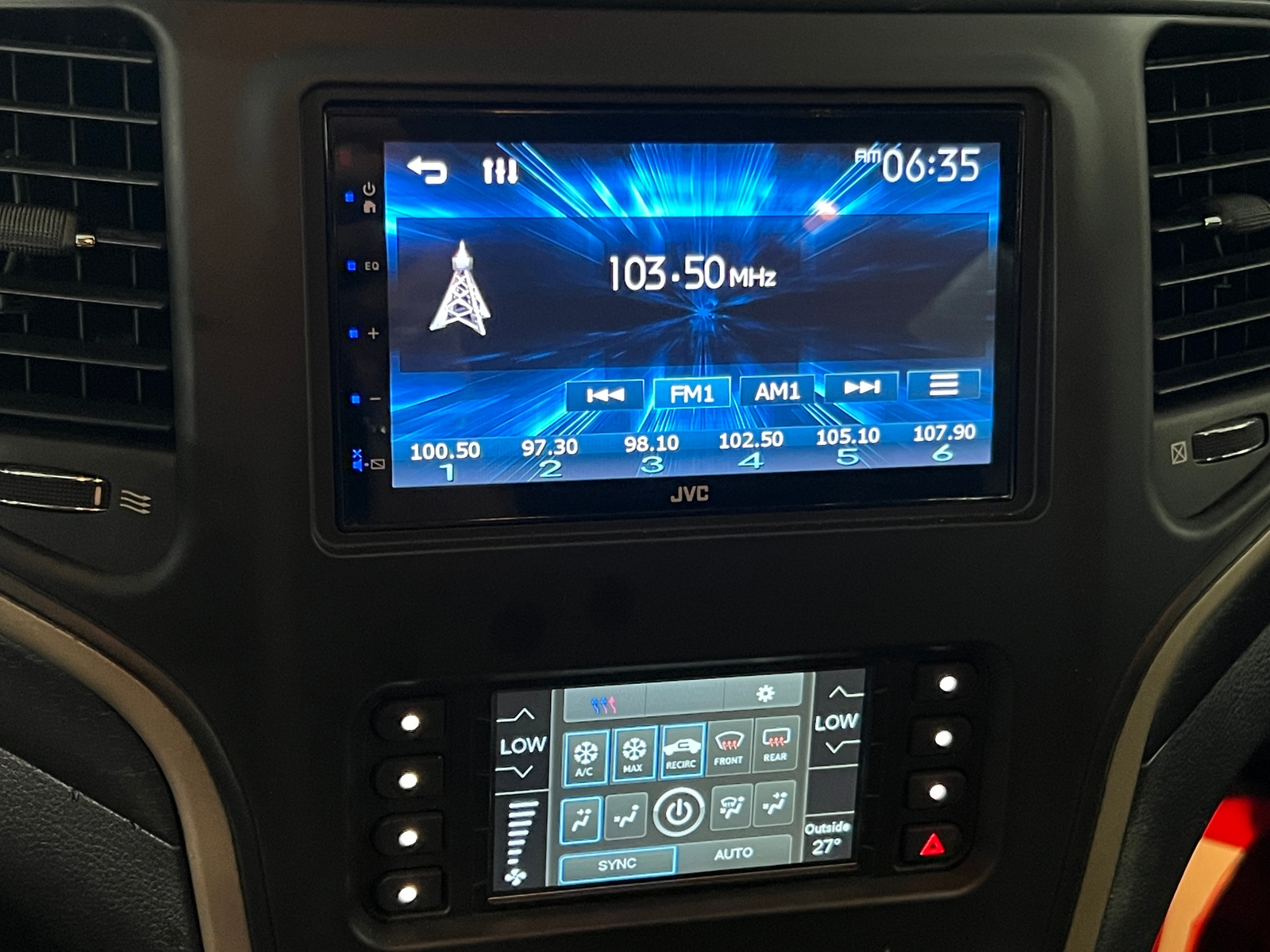 Thumbnail: 2015 Jeep Grand Cherokee - 4