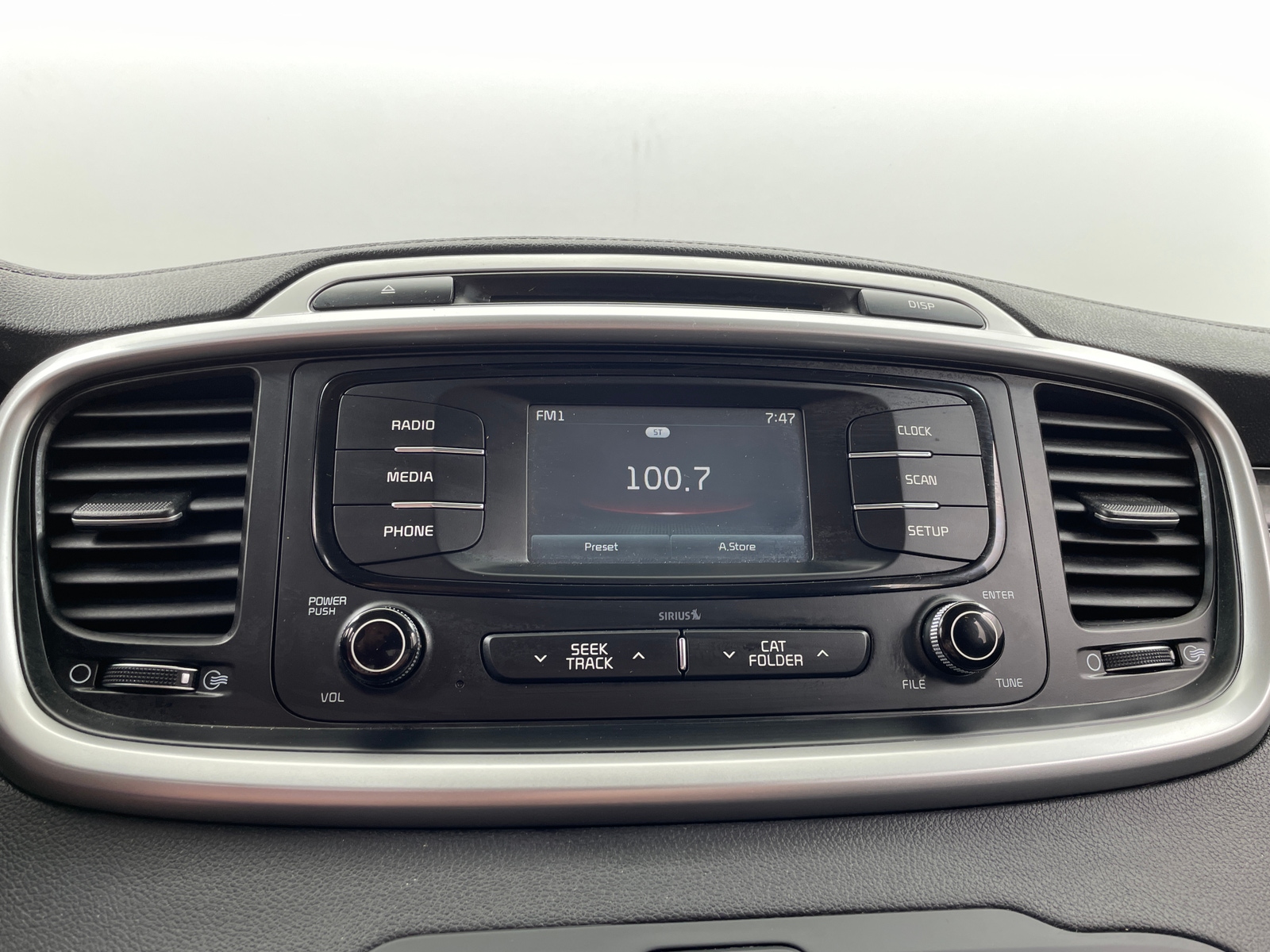 Thumbnail: 2017 Kia Sorento - 4