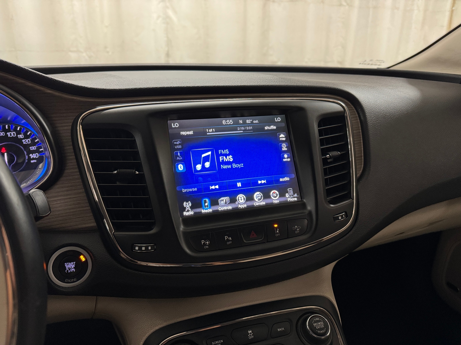 Thumbnail: 2015 Chrysler 200 - 3