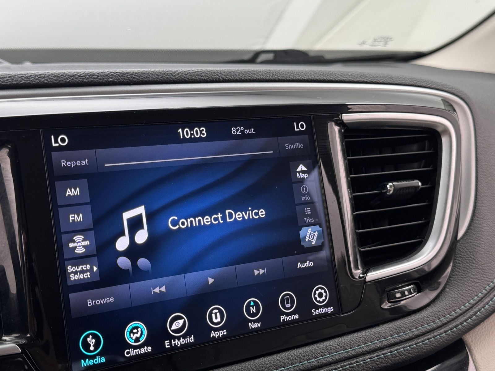 Thumbnail: 2018 Chrysler Pacifica - 3