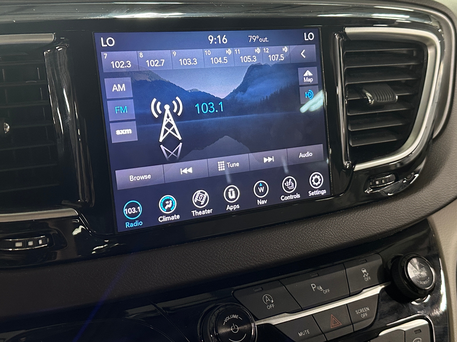 Thumbnail: 2019 Chrysler Pacifica - 3