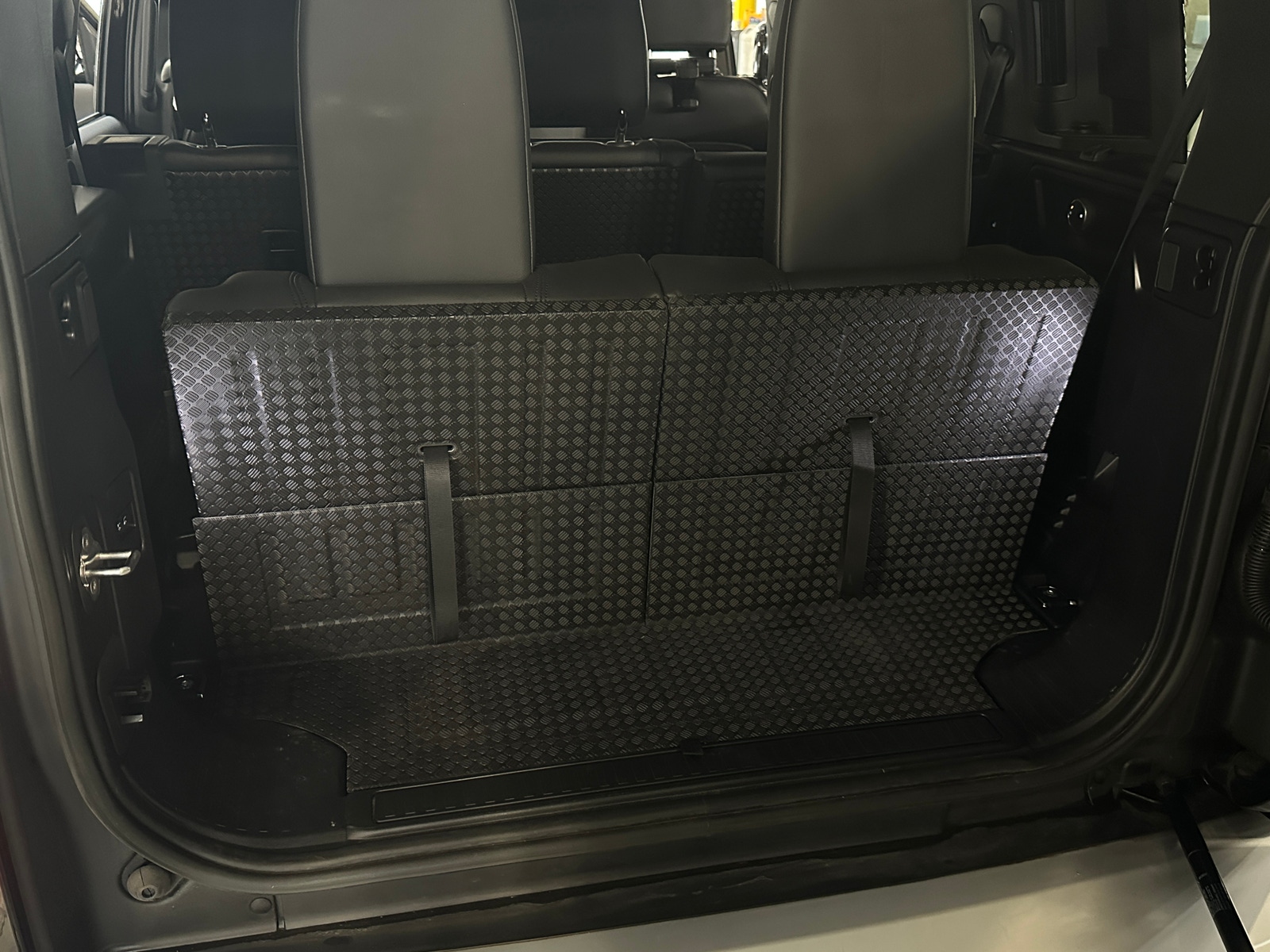 Thumbnail: 2023 Land Rover Defender - 6