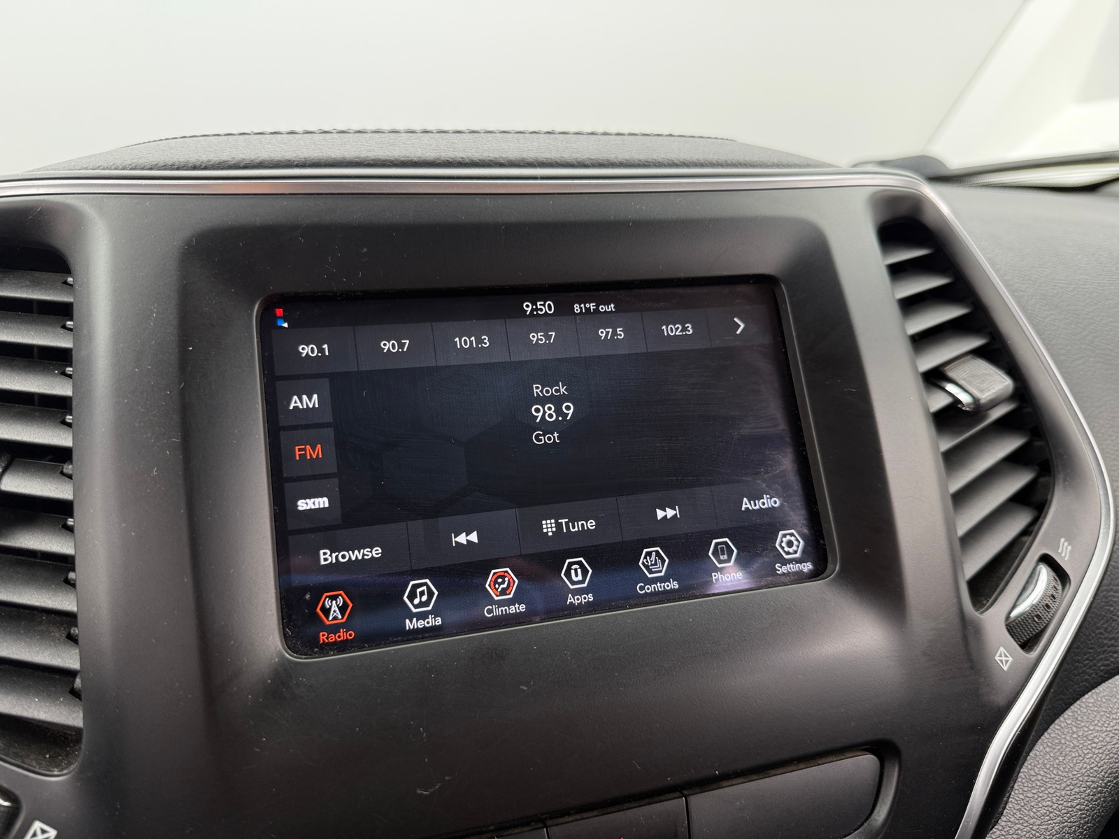 Thumbnail: 2020 Jeep Cherokee - 4