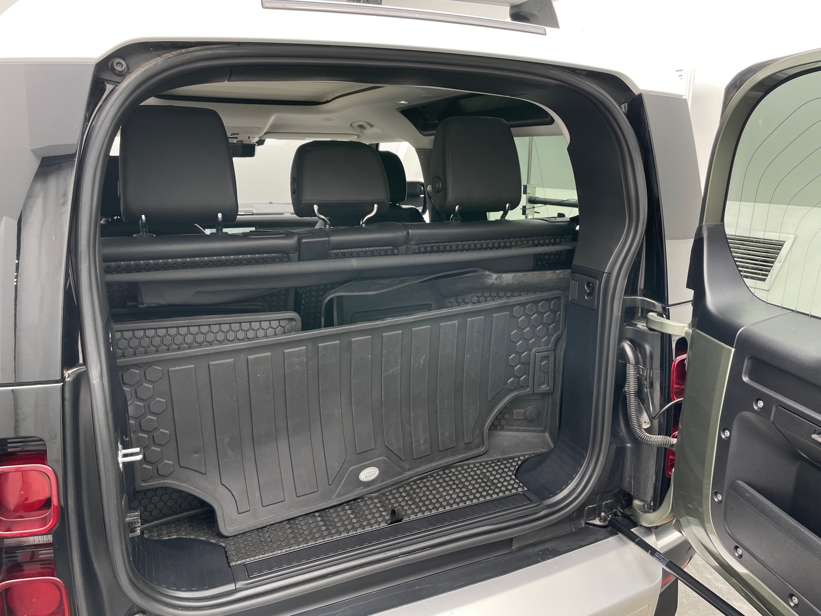 Thumbnail: 2021 Land Rover Defender - 6