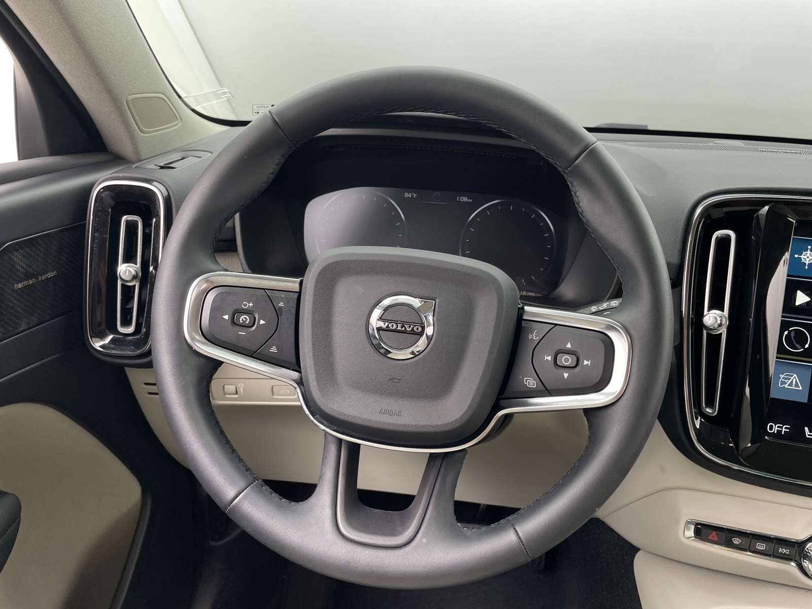 Thumbnail: 2022 Volvo XC40 - 4