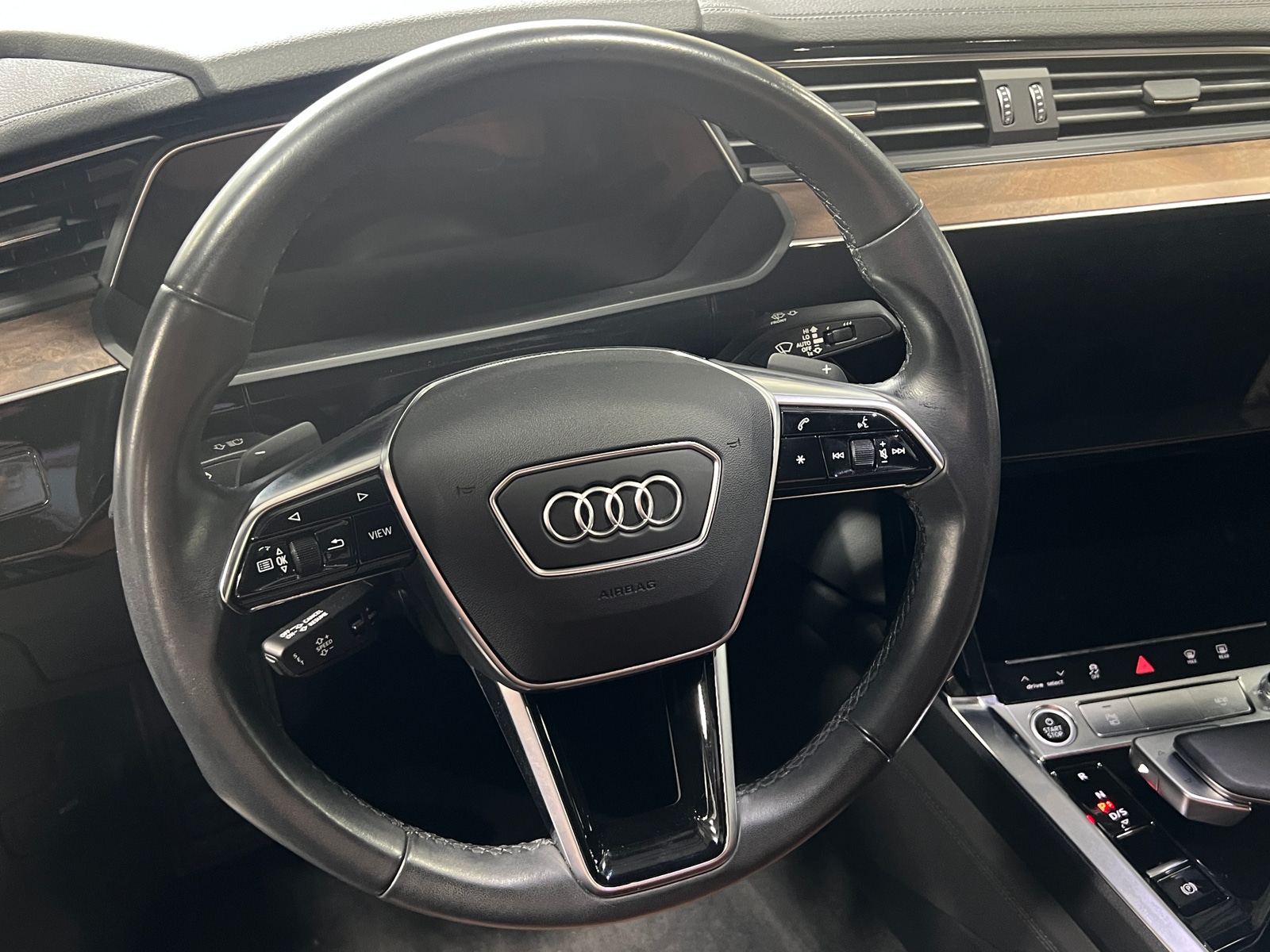 Thumbnail: 2022 Audi e-tron S - 4