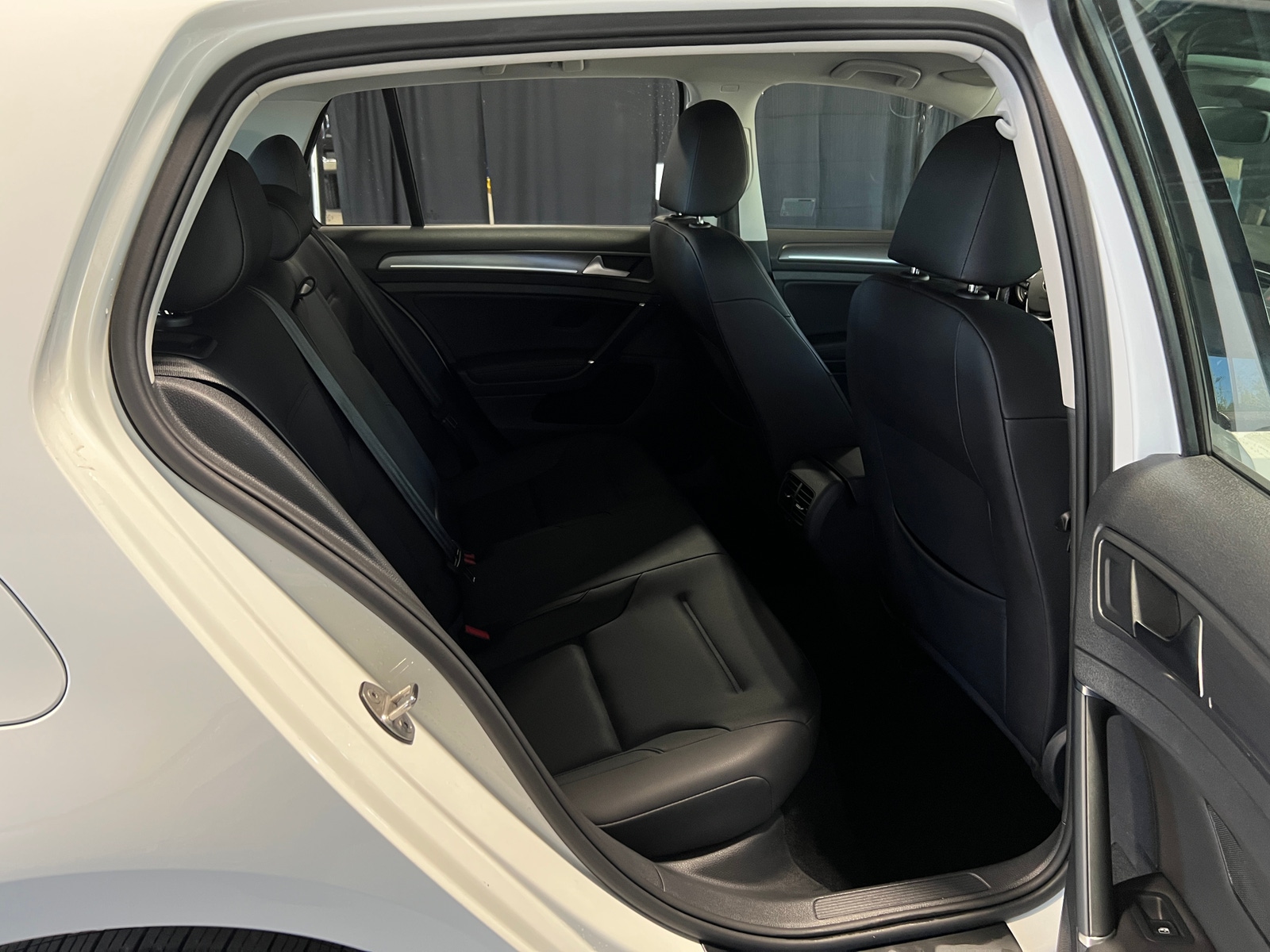 Thumbnail: 2019 Volkswagen e-Golf - 5