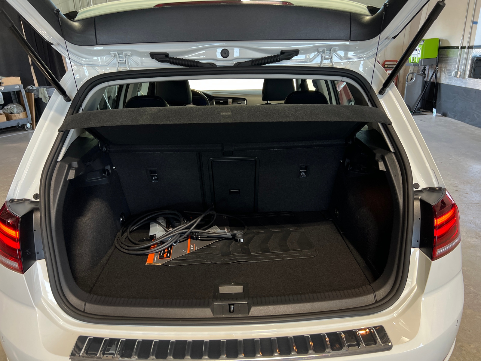Thumbnail: 2019 Volkswagen e-Golf - 6