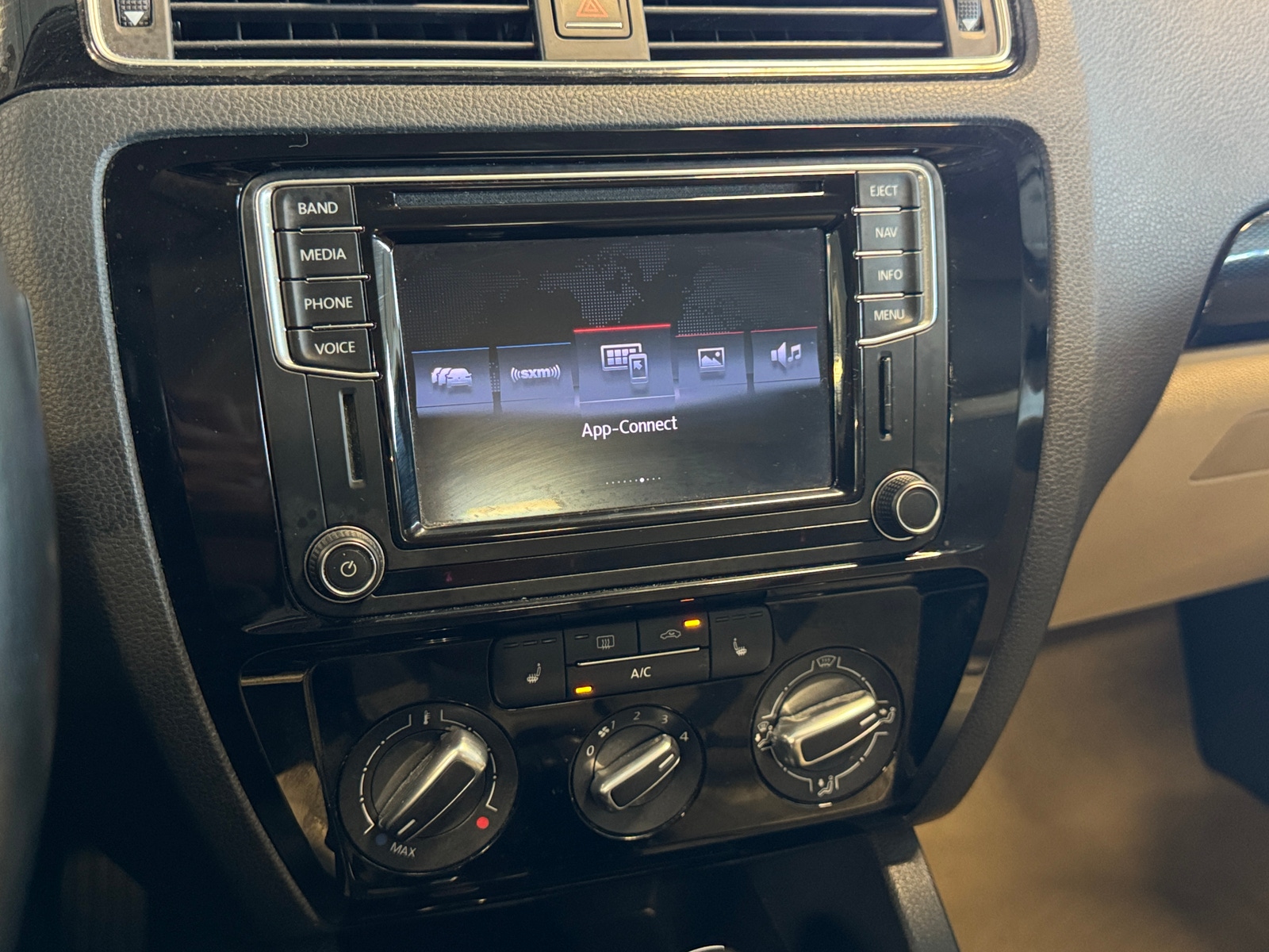 Thumbnail: 2016 Volkswagen Jetta - 4