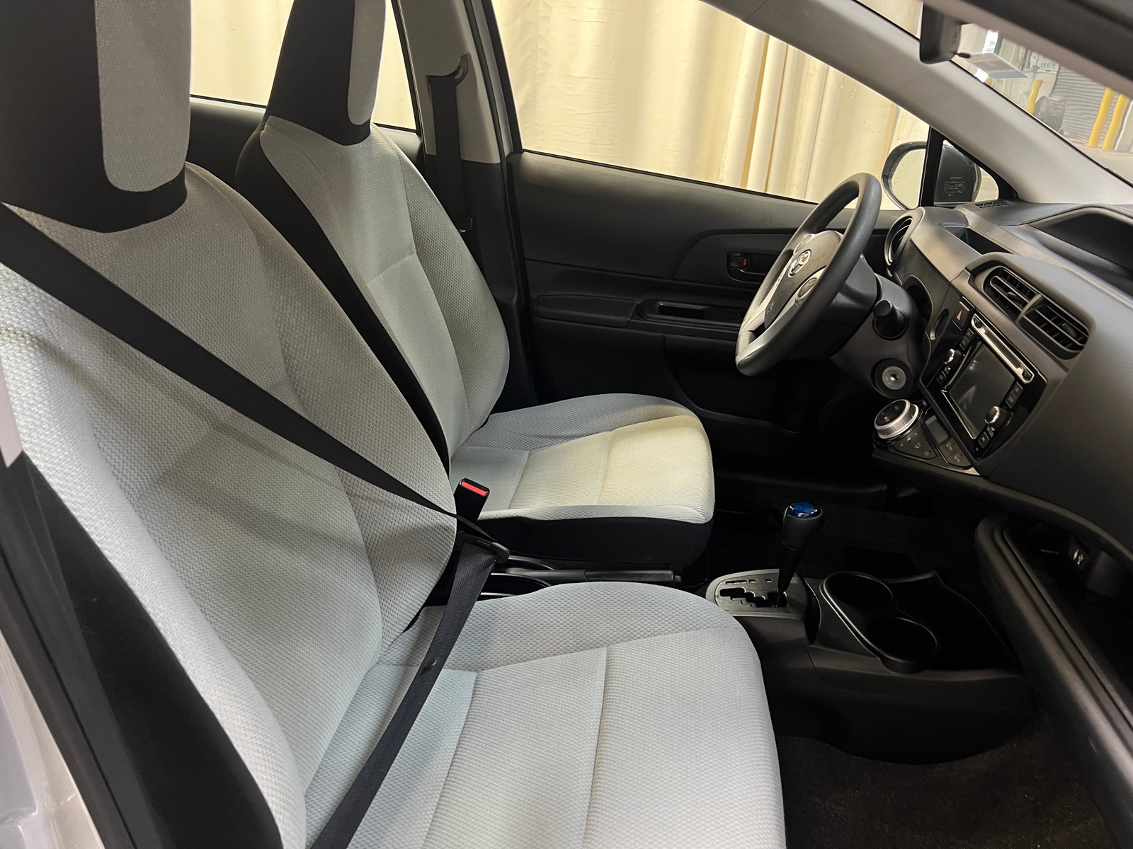 Thumbnail: 2015 Toyota Prius c - 2